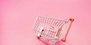 imagen de un carro de la compra de supermercado sobre un fondo rosa