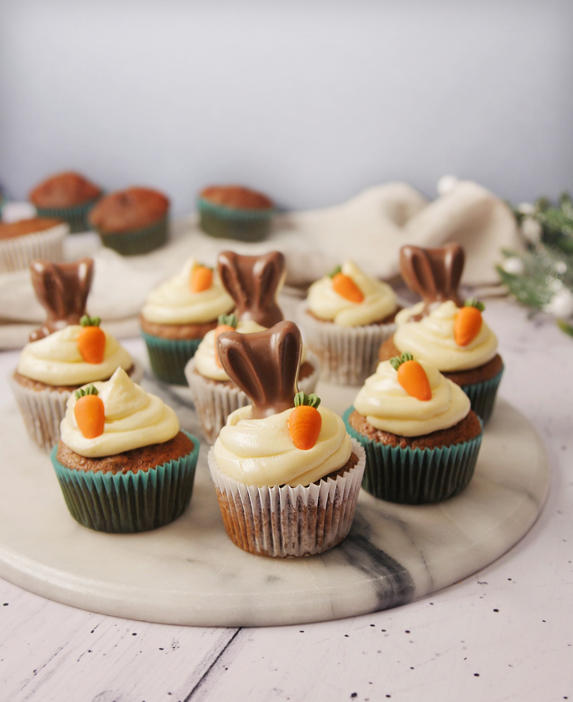 Carrot Cake Cupcakes with Cream Cheese Frosting | Queenslee Appétit