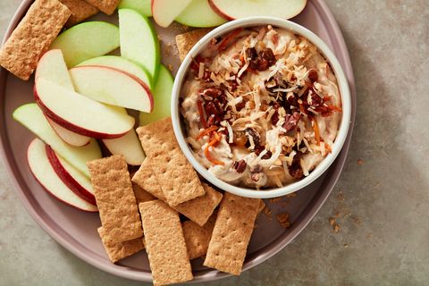 carrot cake dip with apples and graham crackers