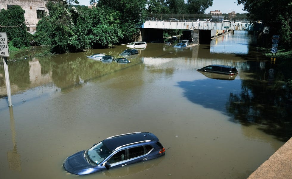 les restes de l'ouragan ida se déplacent vers le nord-est, provoquant des inondations généralisées