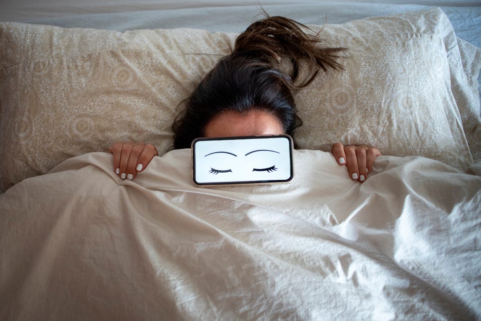 mujer durmiendo con un antifaz para ilustrar cómo evitar las ojeras y las bolsas