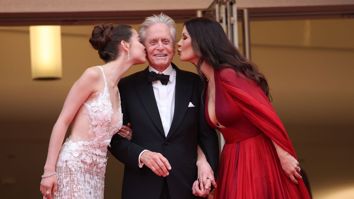 preview for Catherine Zeta-Jones and Michael Douglas on the red carpet