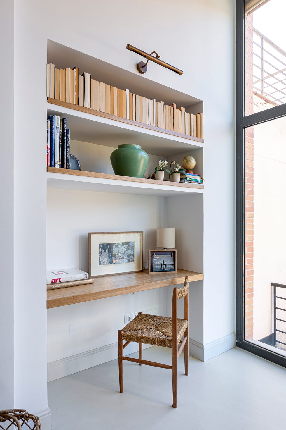 balda de madera como escritorio y sillas de fibras