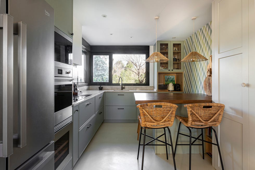 cocina con barra y taburetes altos de fibras