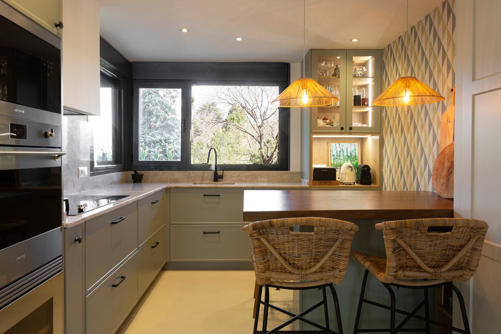 cocina con barra y taburetes altos de fibras