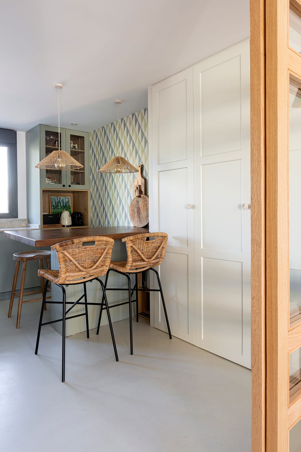 cocina con barra y taburetes altos de fibras