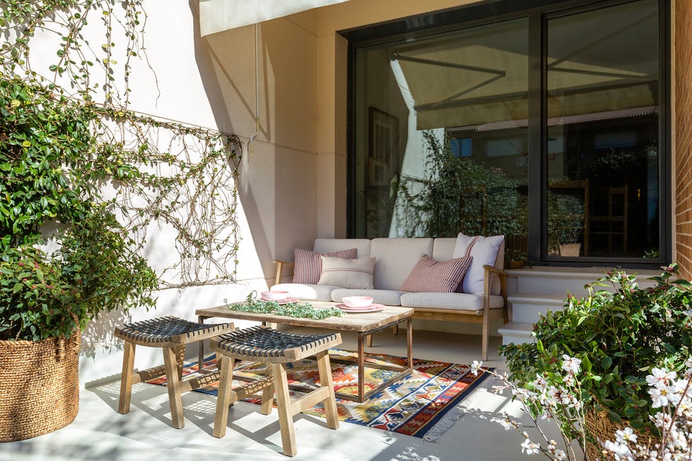 terraza con muebles de madera