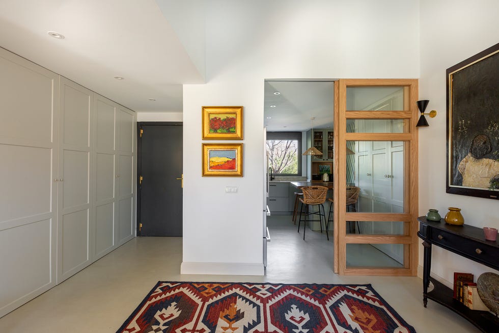 cocina con puertas correderas de madera y cristal