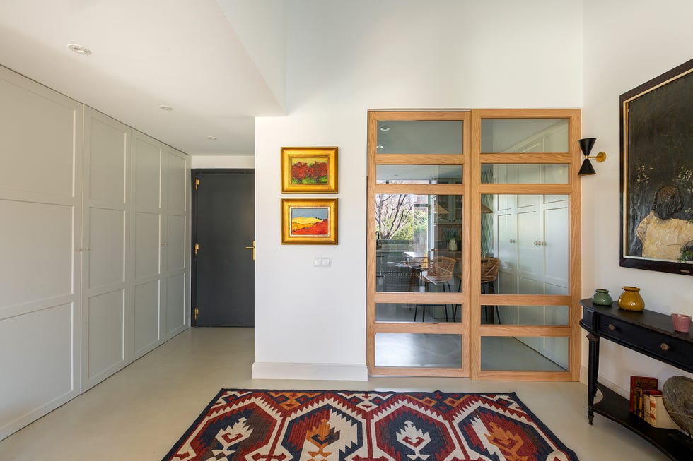 cocina con puertas correderas de madera y cristal