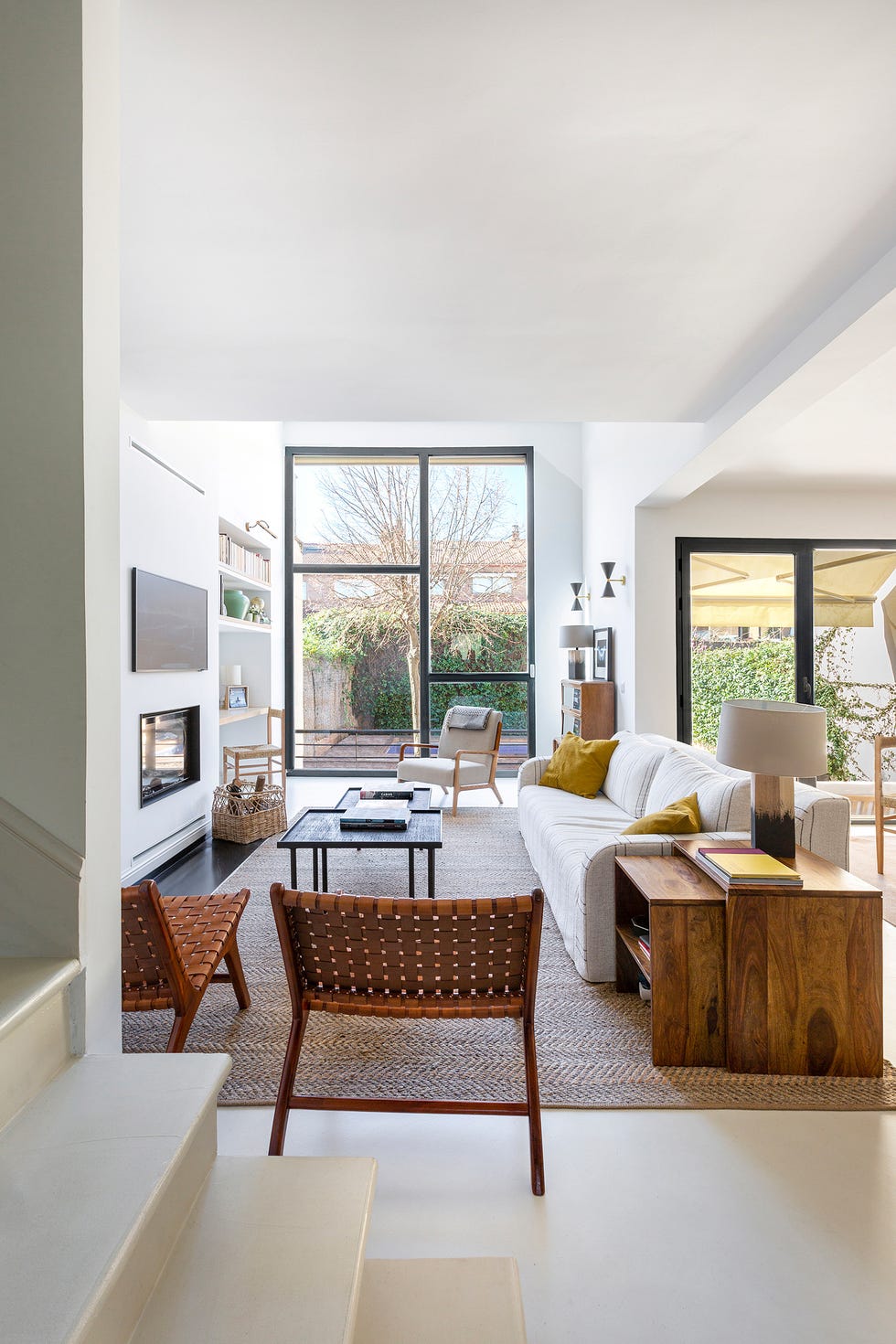 salón con chimenea y estantería de obra