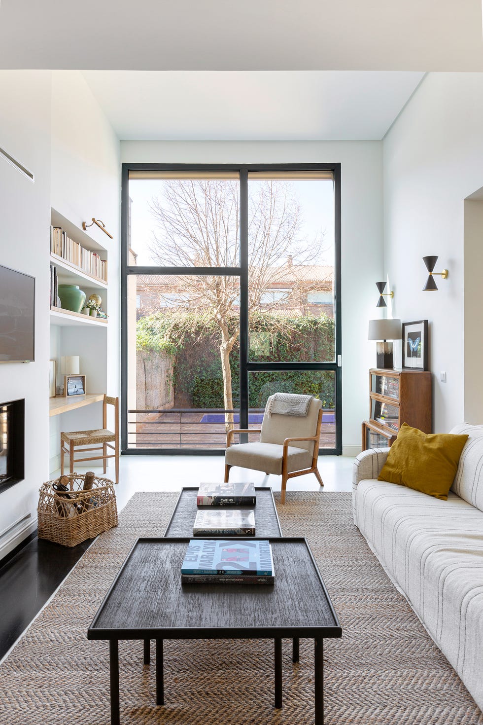 salón con chimenea y estantería de obra