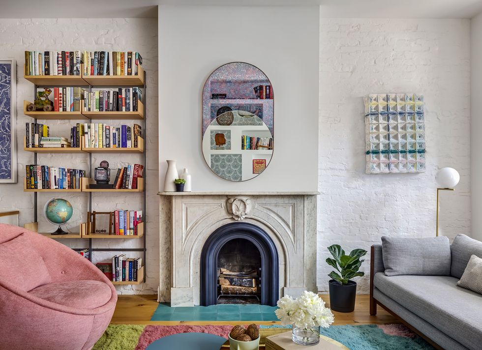 casa adosada estudio baker con patio ajardinado salon con chimenea butaca rosa libreria