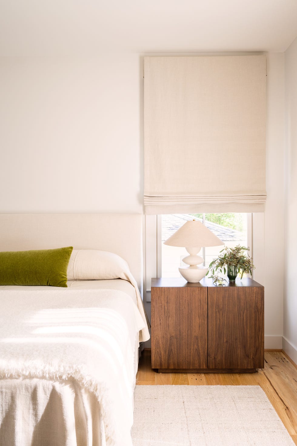 dormitorio decorado en beige con mesita de madera