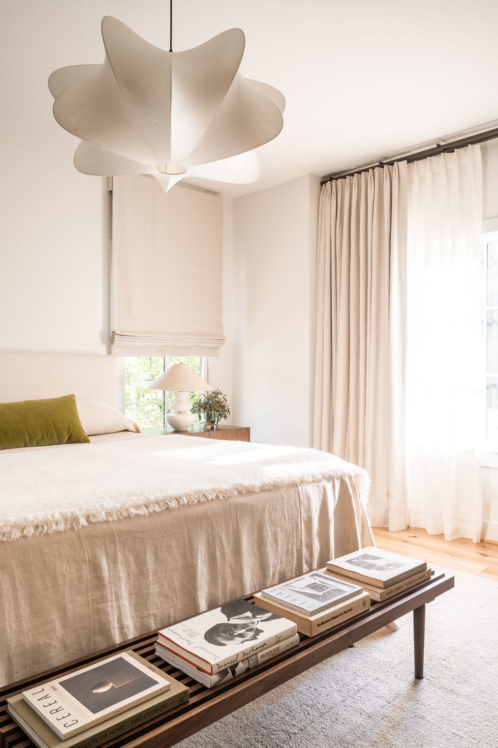 dormitorio decorado en beige con banco de madera