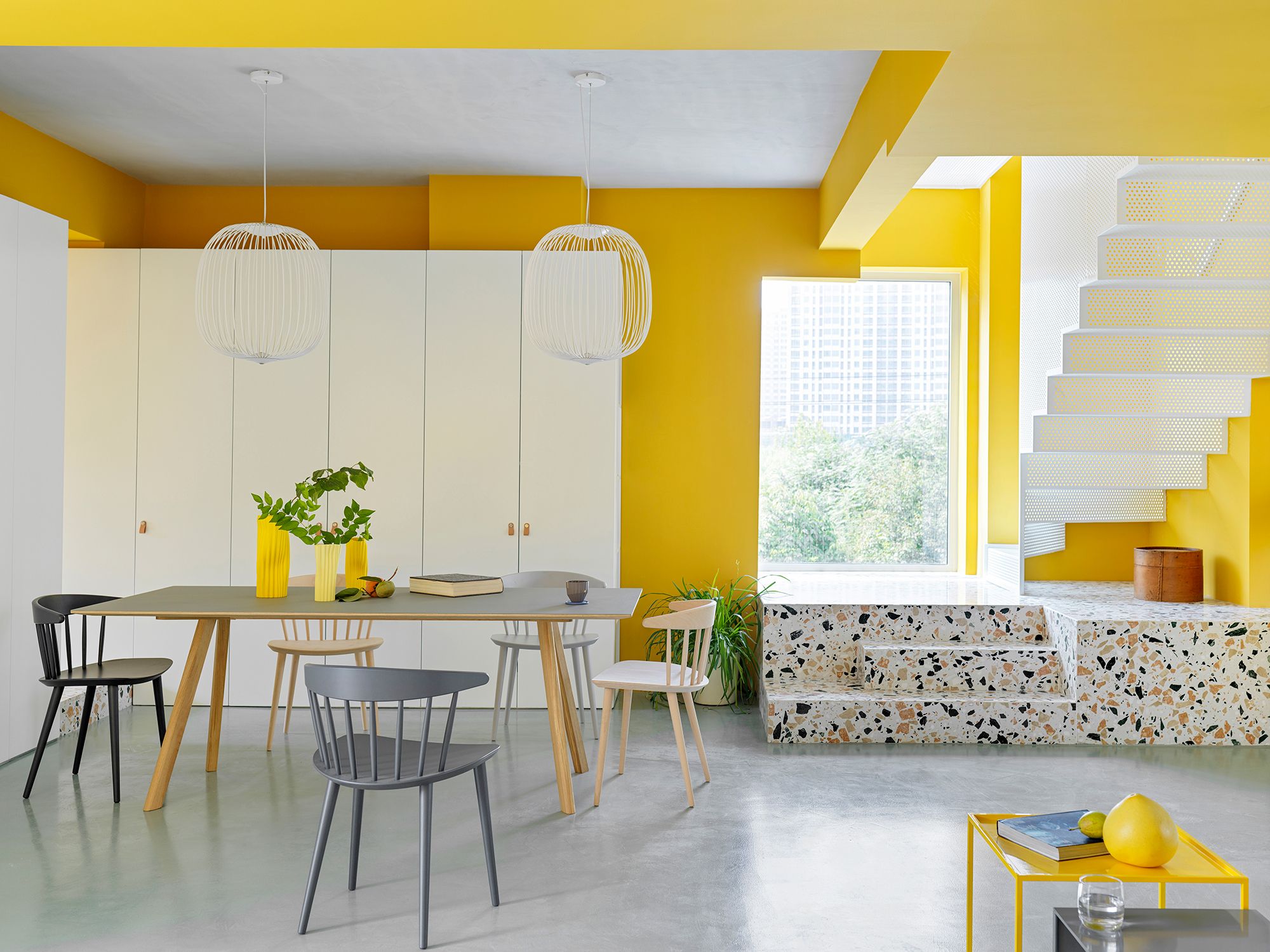 Un divertida casa con las paredes en amarillo - Casas