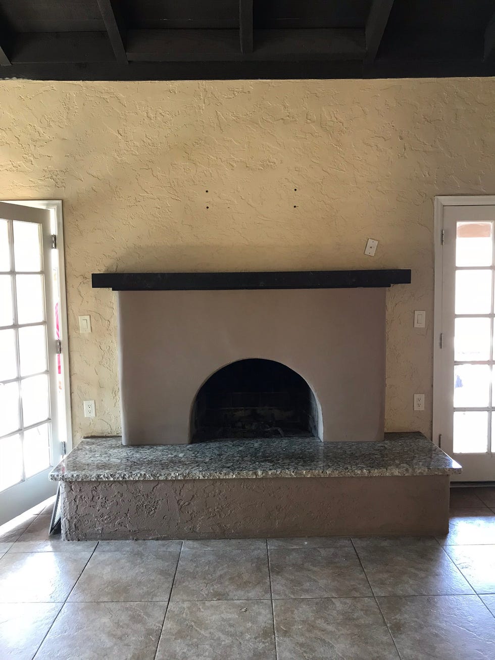 salón con chimenea antes de la reforma
