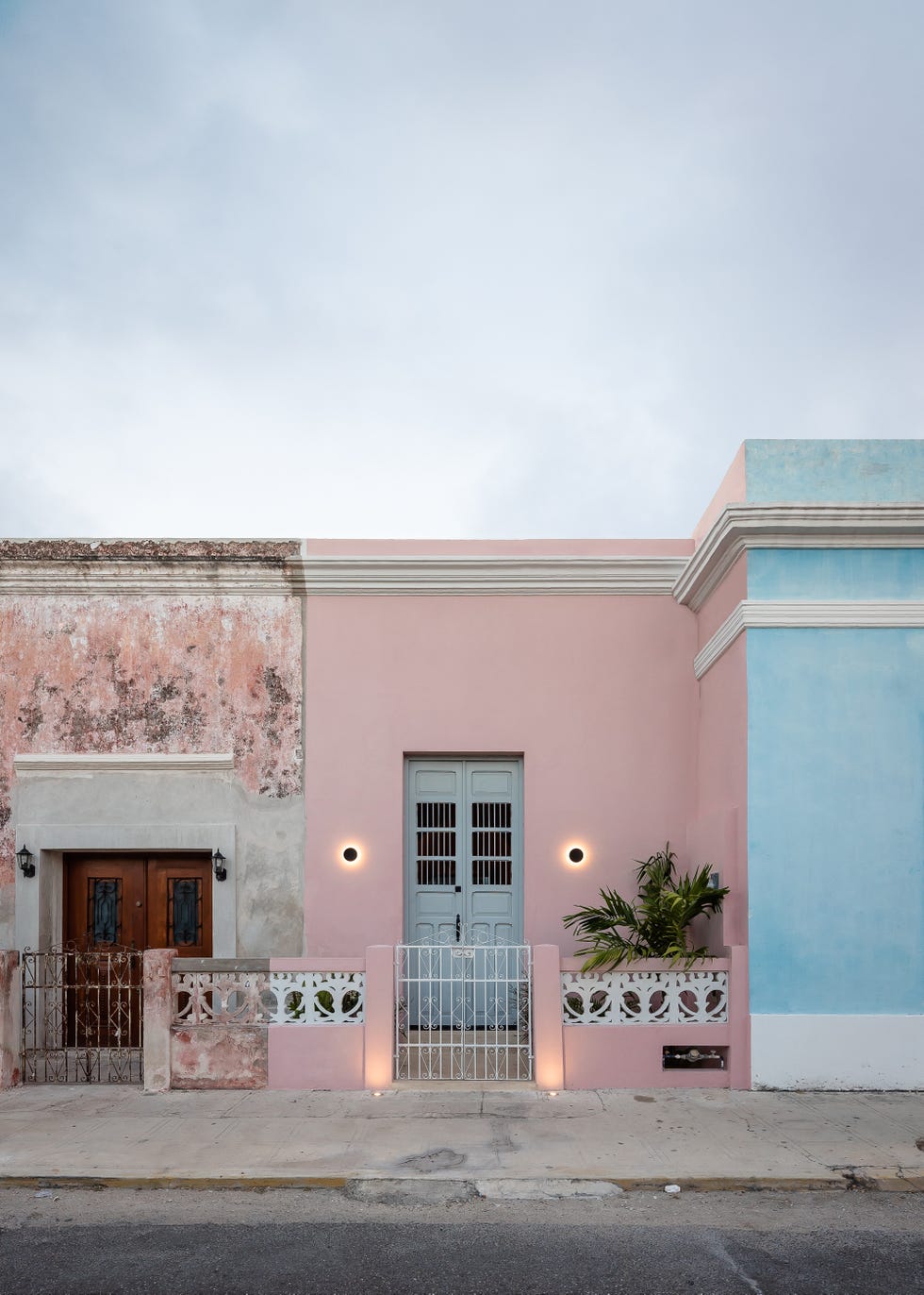 A very narrow old house renovated respecting its essence and with a pool in the courtyard