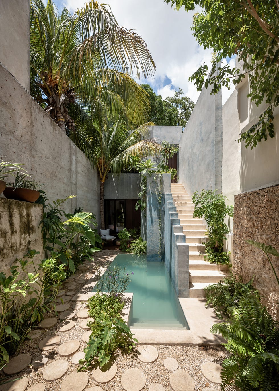 A very narrow old house renovated respecting its essence and with a pool in the courtyard