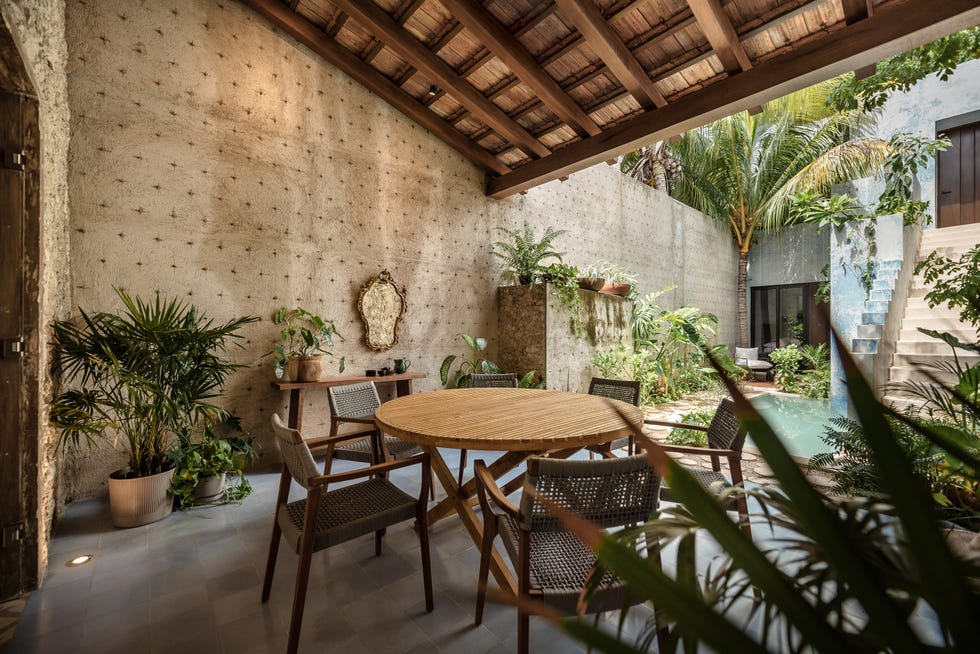 A very narrow old house renovated respecting its essence and with a pool in the courtyard