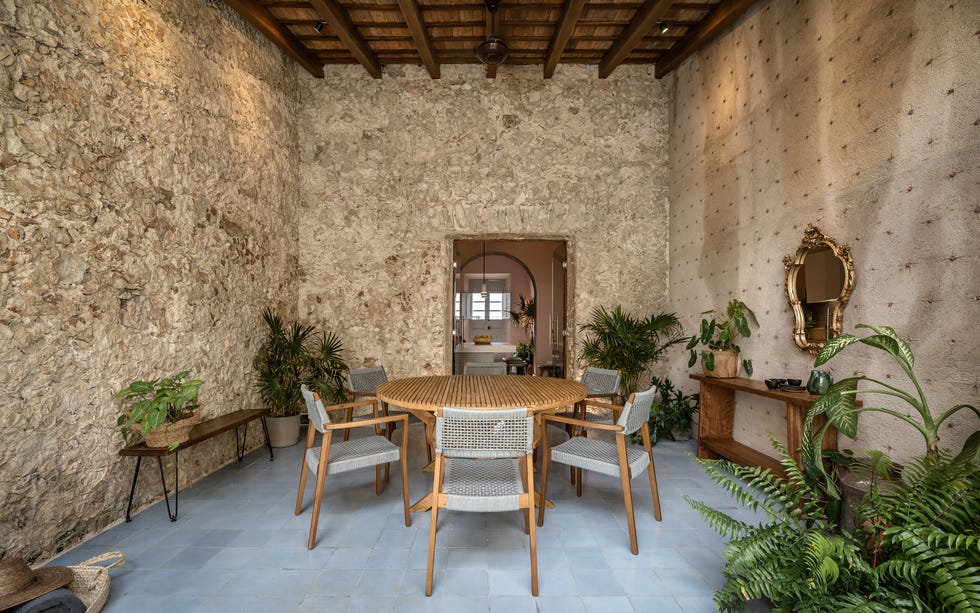 A very narrow old house renovated respecting its essence and with a pool in the courtyard