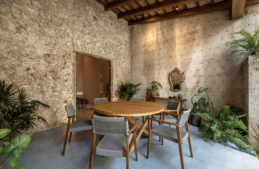 A very narrow old house renovated respecting its essence and with a pool in the courtyard