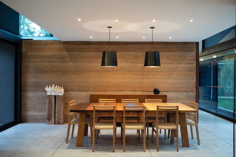 comedor abierto con mesa y sillas de madera