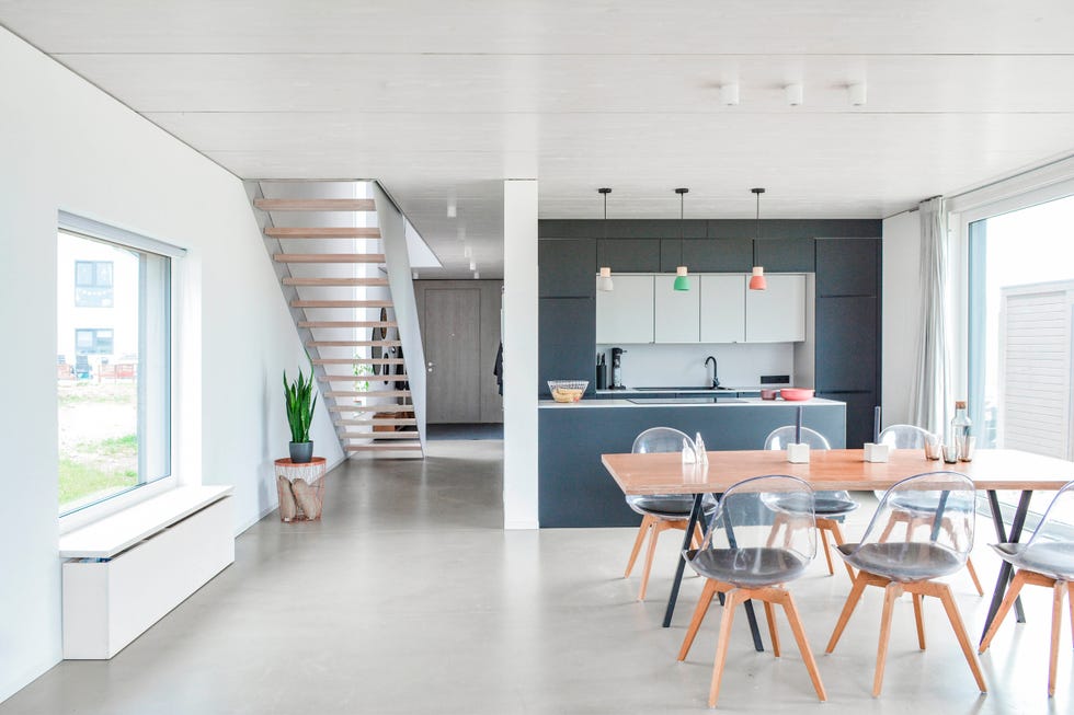 casa de arquitectura moderna con fachada negra