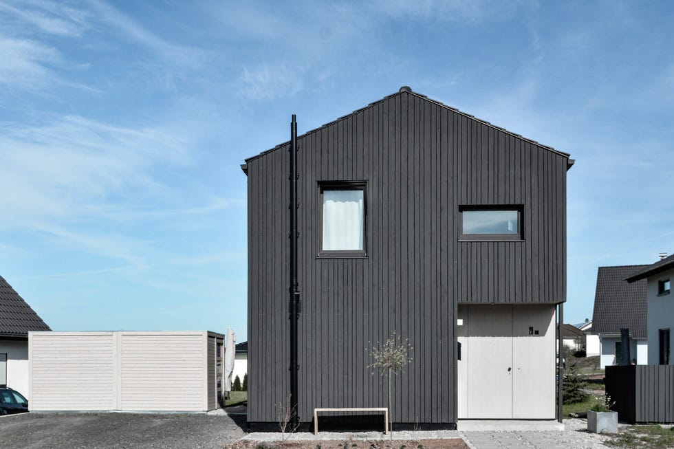 casa de arquitectura moderna con fachada negra