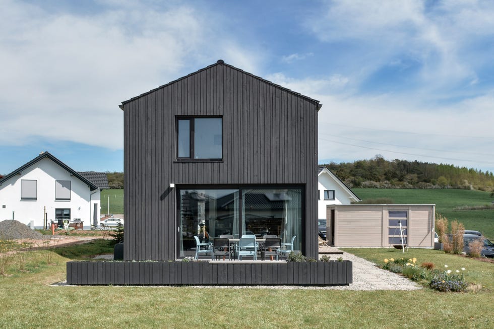 casa de arquitectura moderna con fachada negra
