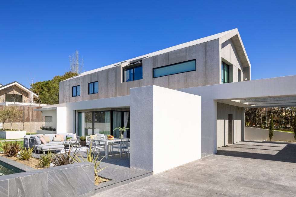 casa de arquitectura moderna con piscina y jardín