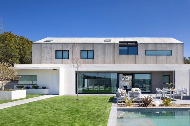casa de arquitectura moderna con piscina y jardín