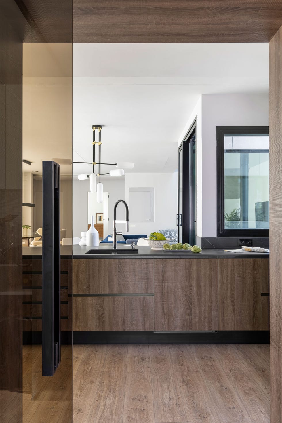 cocina revestida de madera con península