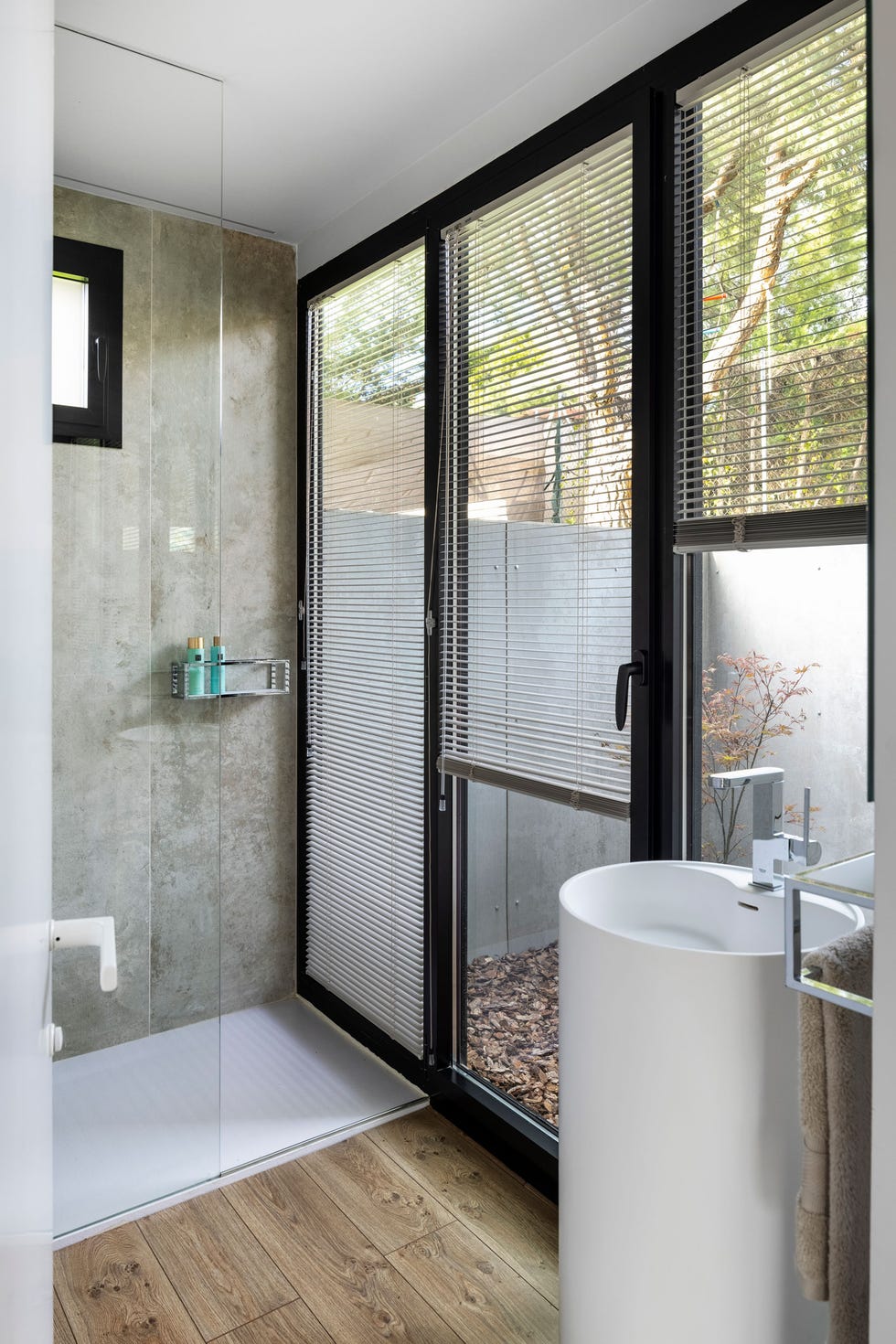 baño con ducha a ras de suelo