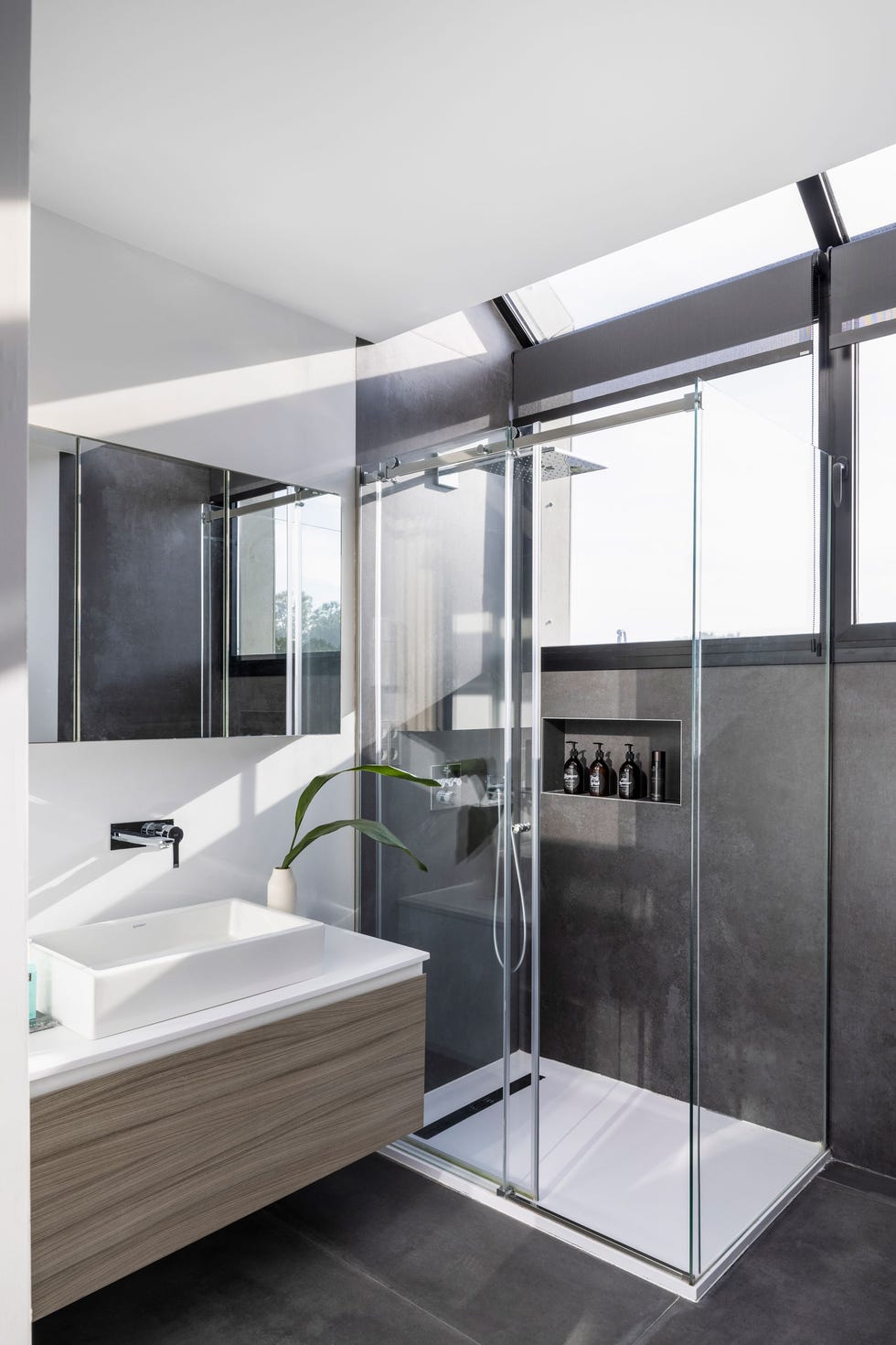 baño moderno con cabina de ducha y mueble bajolavabo suspendido