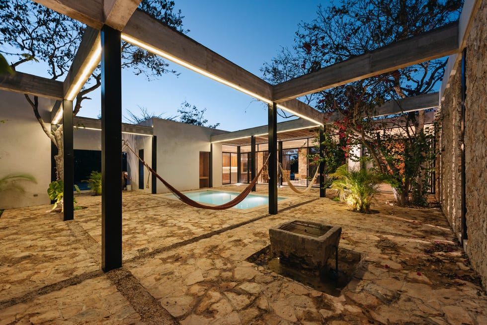 patio interior de piedra con hamacas y piscina