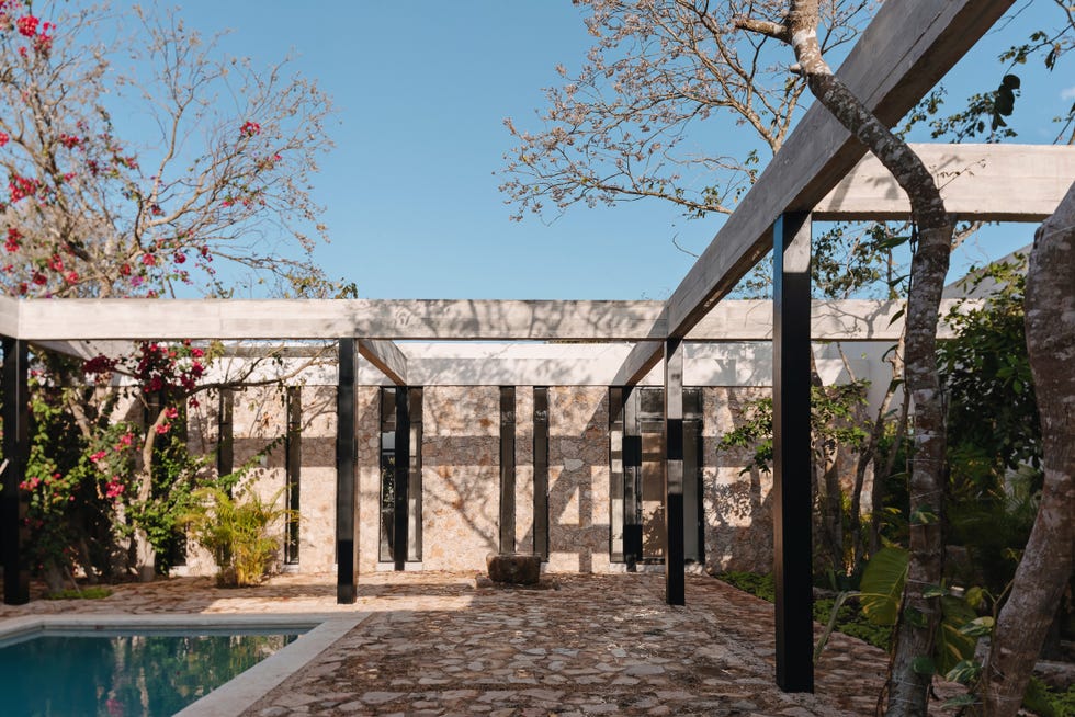 patio interior de piedra con piscina