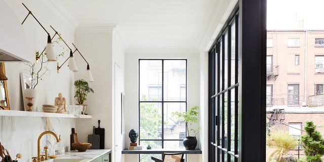 Bonita estantería vitrina en color claro grisáceo y estilo