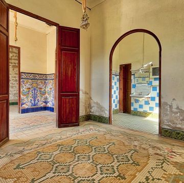 una casa abandona con azulejos de lujo