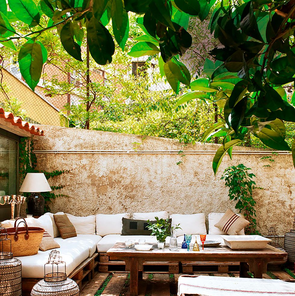 house with patio in Barcelona and vintage decoration