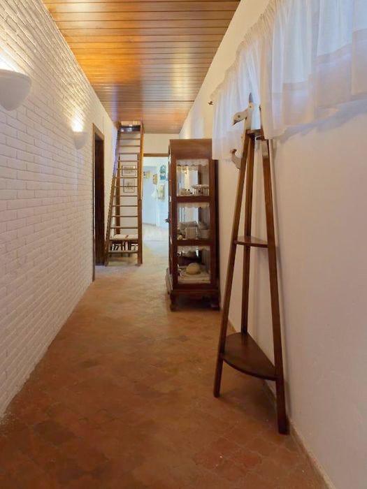 la casa del rodaje de la serie de netflix"el cuerpo en llamas" tiene siete dormitorios, salón y piscina