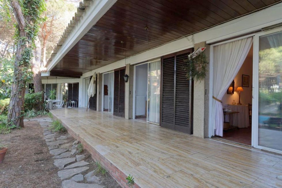 el jardín con porche de la casa donde se rodó la serie de netflix "el cuerpo en llamas"