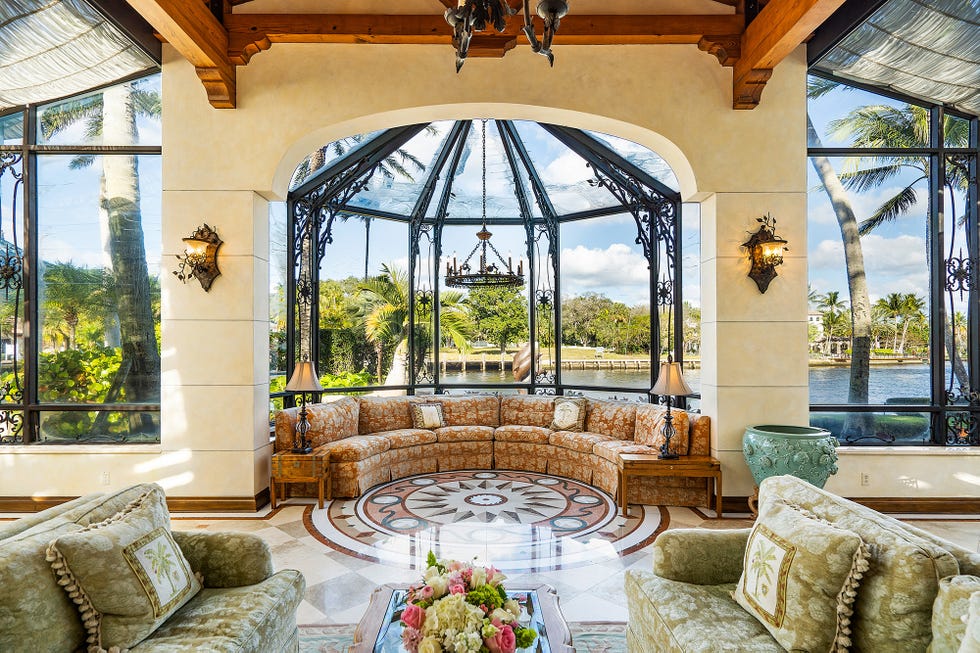 Salón de la casa del fundador de Blockbuster en Florida