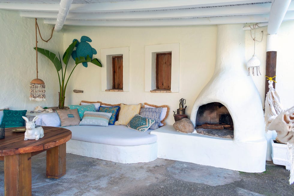 banco de obra con chimenea en la terraza
