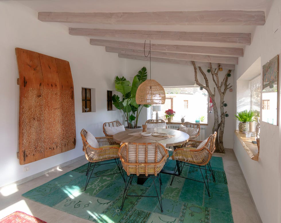 comedor de estilo boho decorado con fibras