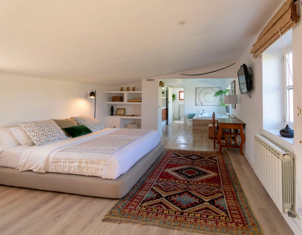dormitorio de estilo boho y étnico con baño en suite