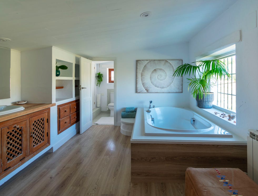 bañera de hidromasaje revestida con madera