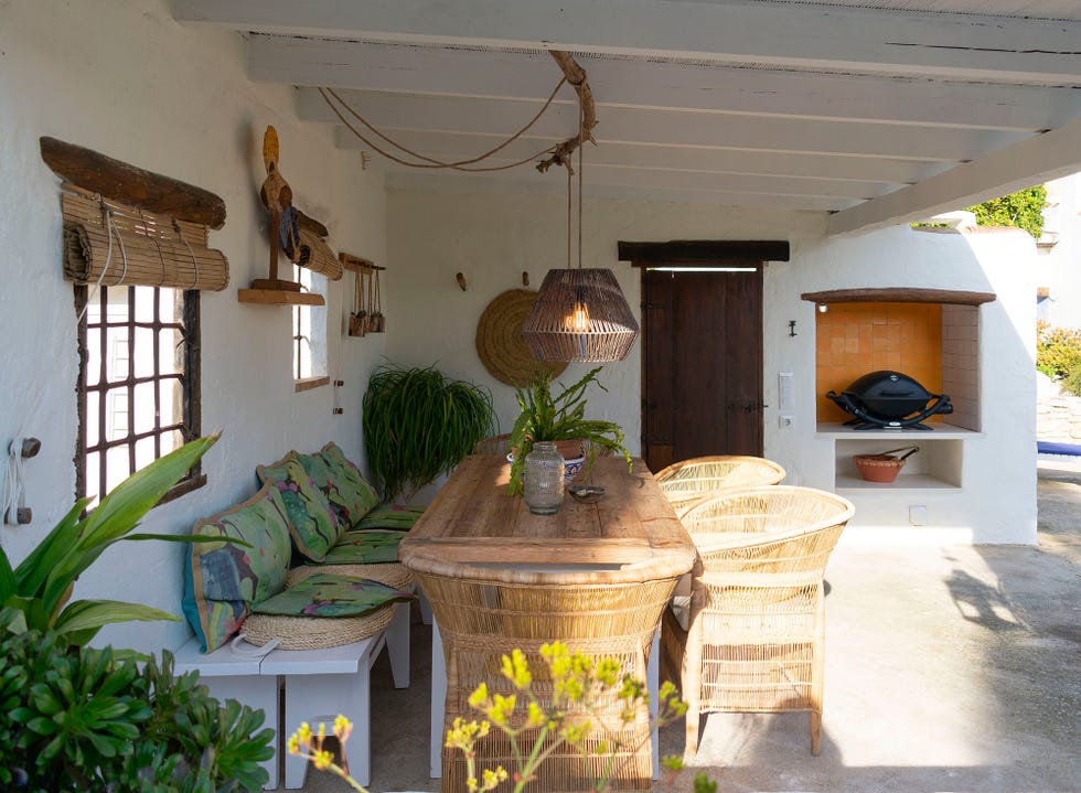 comedor exterior decorado con fibras