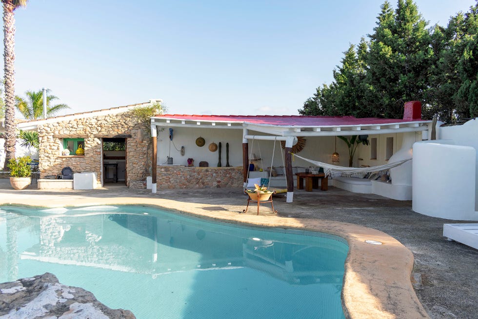 terraza de estilo boho con piscina