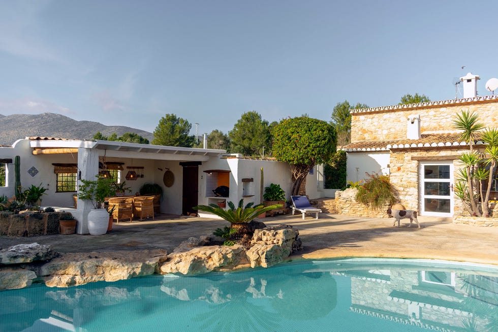 casa de estilo mediterráneo con piscina