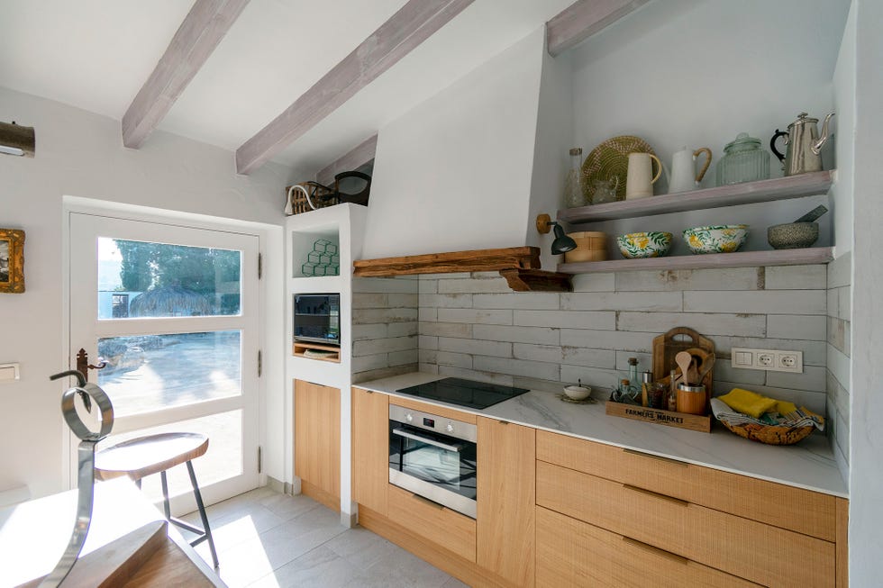 cocina rústica decorada en blanco con puertas y cajones de madera
